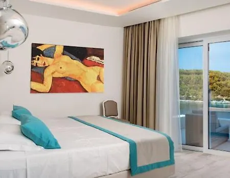 A Luxirous 6-Bedroom House *