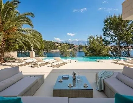 Σπίτι διακοπών A Luxirous 6-Bedroom House