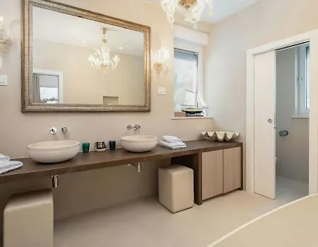 Σπίτι διακοπών A Luxirous 6-Bedroom House
