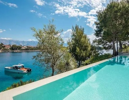 Hébergement de vacances A Luxirous 6-Bedroom House *